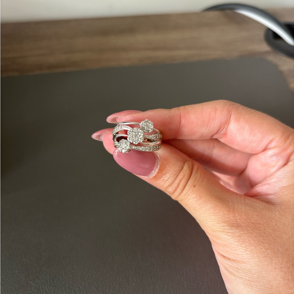 Elegant Silver Diamond Ring Set - Picture 3 of 9